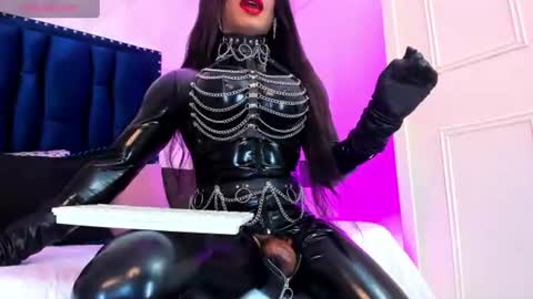 NIcolle online show from July 29, 3:10 pm