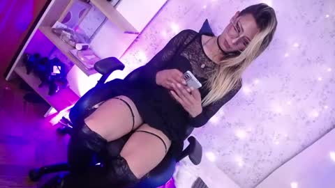 alexaavandercloude online show from April 16, 9:39 pm