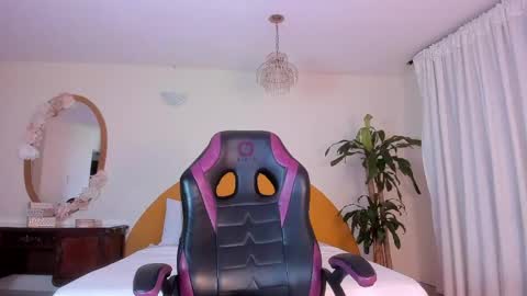 AlinaSimmons online show from April 15, 12:43 pm