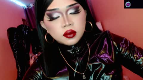 Queen Mireska online show from April 3, 4:05 pm