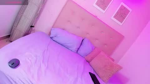 annie_dolce_ online show from January 18, 12:18 am