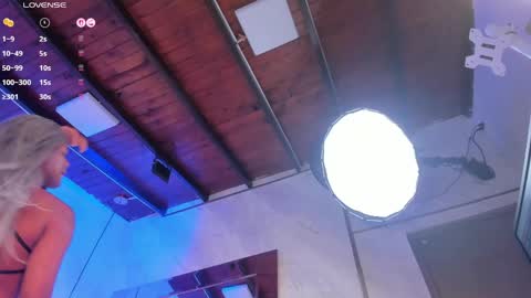 ariana_grande233 online show from April 1, 12:06 pm