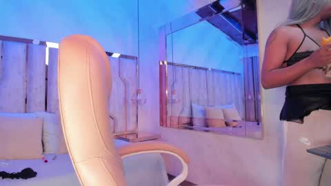 ariana_grande233 online show from April 20, 11:34 am