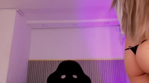 ash_valentine online show from April 21, 8:15 pm