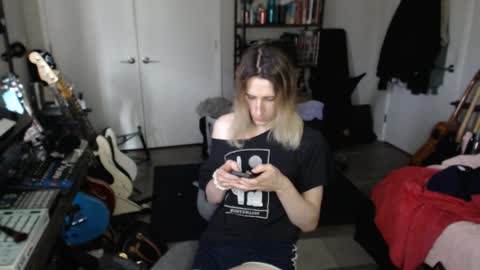 Ava online show from April 3, 8:07 pm