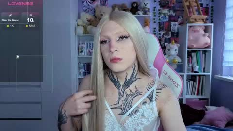 LOLA online show from April 15, 3:28 pm