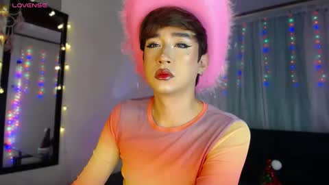 Snapshot of barbie_boy_ chatting on December 17, 9:17 am I work from home this is my room 3 online show from December 17, 9:17 am