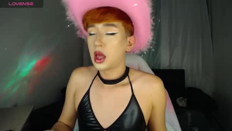 Snapshot of barbie_boy_ chatting on December 30, 10:32 am I work from home this is my room 3 online show from December 30, 10:32 am