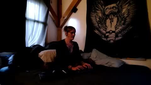 Betsy online show from August 8, 11:22 pm