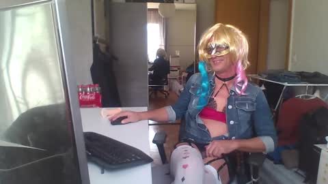 newcumer online show from January 2, 10:05 am