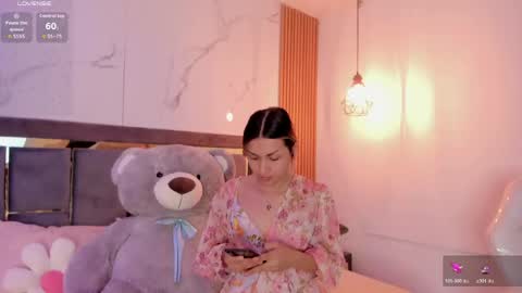 doll_isa_ online show from April 5, 8:40 pm