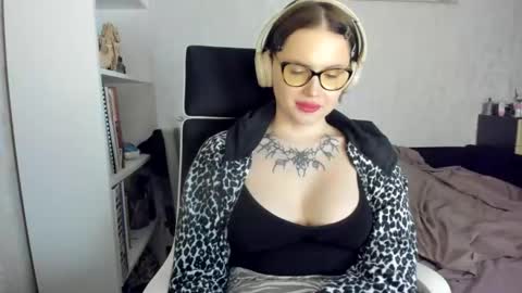 emydeliro online show from April 18, 7:07 pm