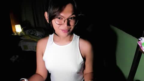 Snapshot of esilchan chatting on October 4, 5:52 am Chelliane online show from October 4, 5:52 am