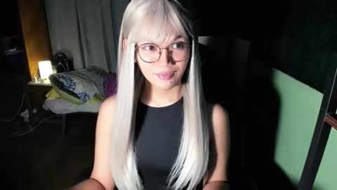 Snapshot of esilchan chatting on October 21, 2:03 am Chelliane online show from October 21, 2:03 am