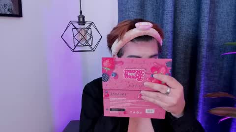 evelynn smith online show from February 10, 8:10 pm