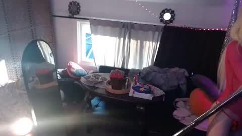 halovalentine online show from April 22, 11:12 pm