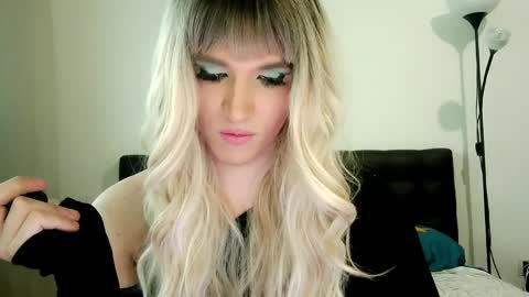 Snapshot of hellenspellman chatting on March 5, 9:01 am Helen Spellman online show from March 5, 9:01 am