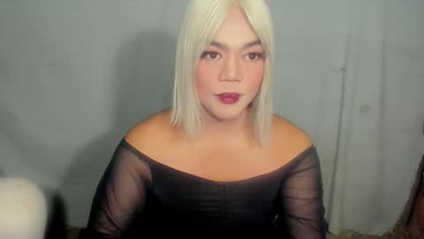 ella may online show from October 29, 12:14 pm