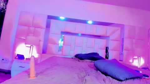 Isabella Kirk online show from March 6, 9:31 pm