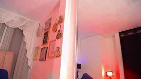 Isabelle Daza online show from December 18, 12:32 pm