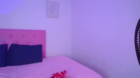 issa_kitty online show from January 25, 6:10 pm