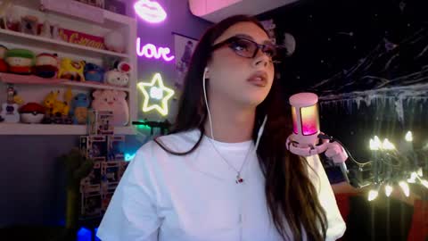 Snapshot of itsnickibabyy chatting on January 21, 10:08 pm Nicki Foxx online show from January 21, 10:08 pm