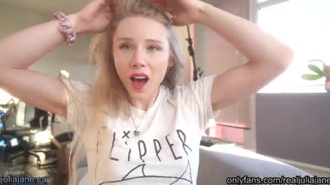 Julia Jane online show from April 7, 1:06 am