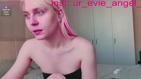 Evelyn online show from March 22, 9:36 am