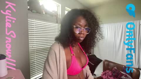 Kylie Snow online show from April 2, 5:00 pm