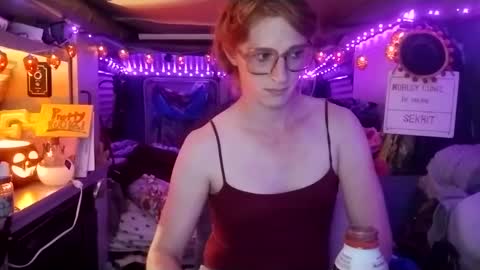 Snapshot of lesleygumgrass chatting on September 13, 2:17 am LesleyGumGrass- The Boring Trans girl online show from September 13, 2:17 am