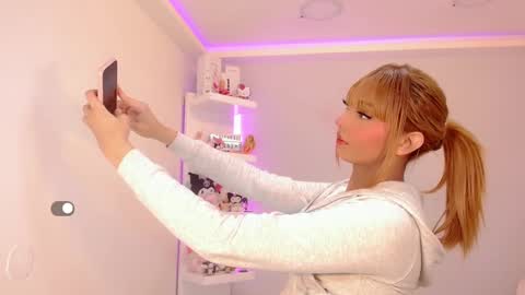 lisahadidd online show from February 12, 5:26 am