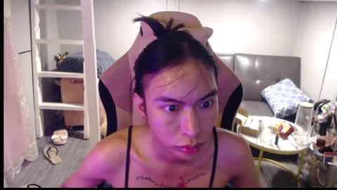 ELYSE A SIMPLE GIRL online show from April 23, 11:40 am