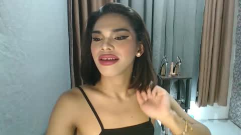 neomi online show from April 6, 1:44 pm