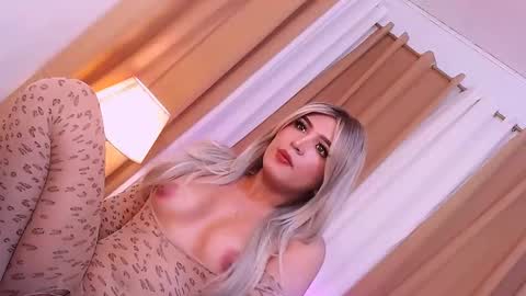 pearldenis online show from October 22, 7:05 pm