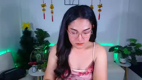 Ploysai online show from April 1, 8:05 am