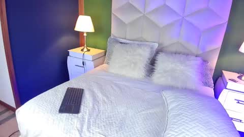 Queen Violet online show from February 21, 8:05 pm