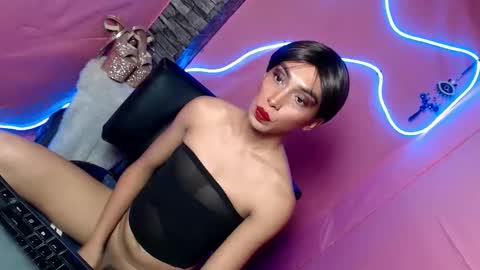 just call me QUEEN and ill be there online show from December 20, 8:09 am