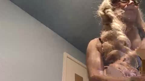 Sandra online show from April 17, 8:17 am