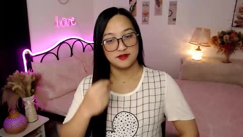 Queen Cyrine online show from November 17, 4:40 pm