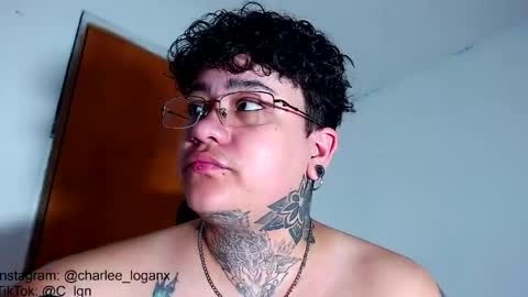 Charlee He online show from April 18, 7:07 pm