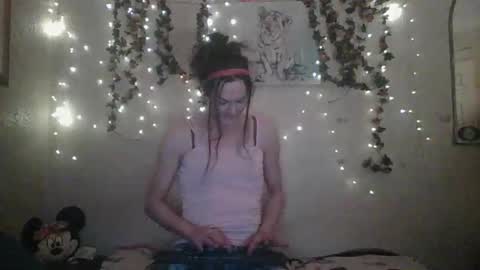 Snapshot of thesillymillie chatting on December 15, 10:04 pm sillymillie0 online show from December 15, 10:04 pm