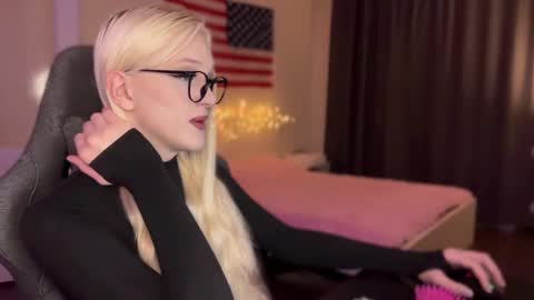 Amira online show from December 16, 9:25 am