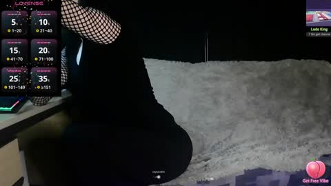 Sarah R. Lenor online show from December 3, 8:01 pm