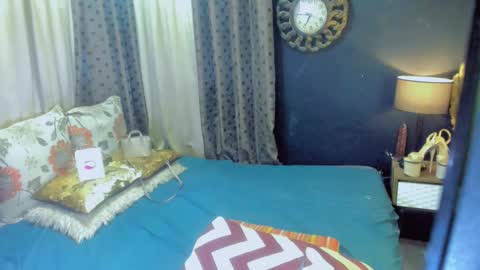 Curlee Lopez online show from October 22, 8:16 am