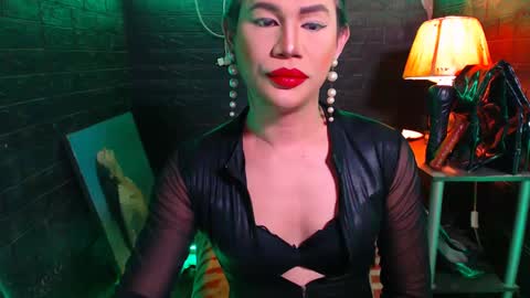 queen norelle online show from December 10, 1:22 pm