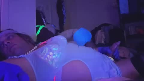 vanessatravestiqc online show from October 17, 8:40 am