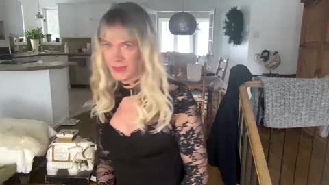 Vivlove online show from February 15, 2:44 pm