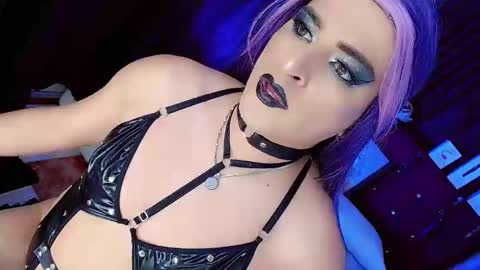 yarethrousss online show from April 20, 7:10 am