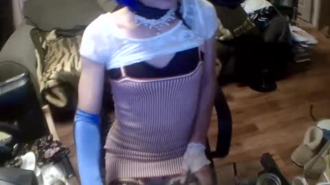 Snapshot of your_dog chatting on December 4, 5:32 am Taylor Tash online show from December 4, 5:32 am