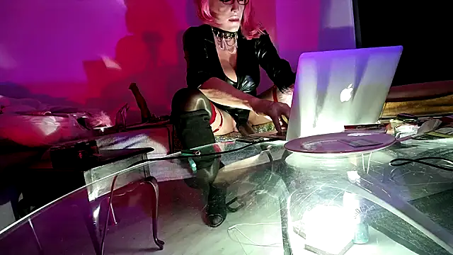 Snapshot of CharlotteVixxens chatting on December 5, 10:28 pm CharlotteVixxens online show from December 5, 10:28 pm